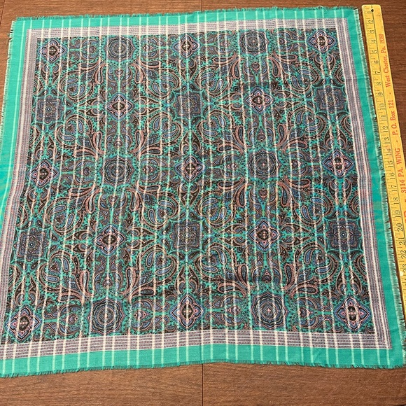 Green Scarf Paisley 29x30 preowned - Picture 1 of 5